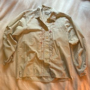 Adorable vintage y2k 90’s embroidered button down
